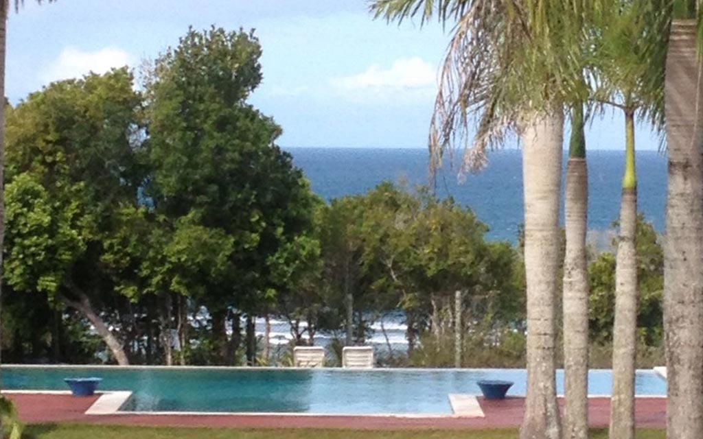 Piscina com bordo infinito e Cozinha gourmet