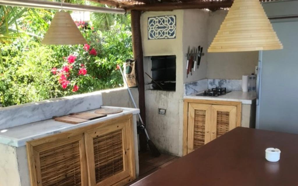 Piscina com bordo infinito e Cozinha gourmet
