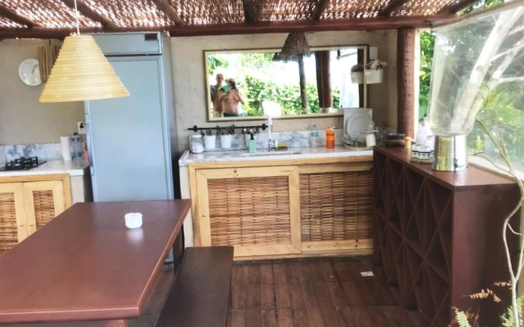 Piscina com bordo infinito e Cozinha gourmet